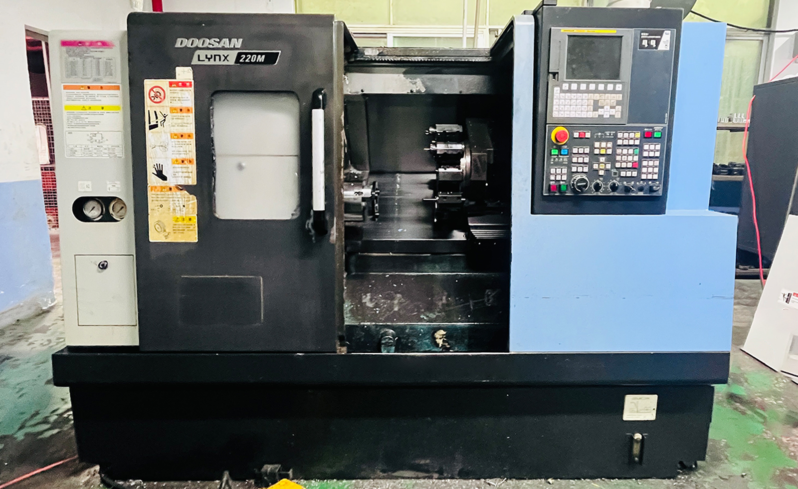 DOOSAN Lynx220M 3-Axis Mill-Turn Center